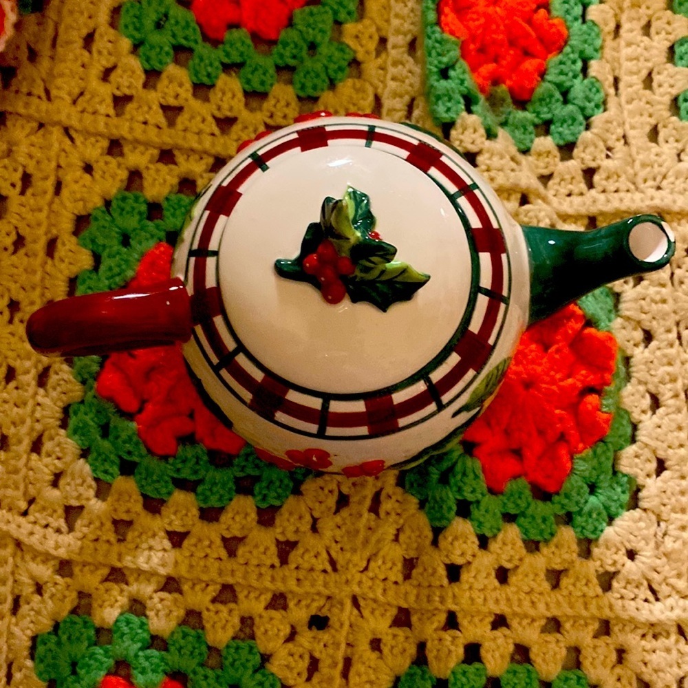 It’s beginning to look a lot like Christmas! A Tea Pot is a perfect gift!